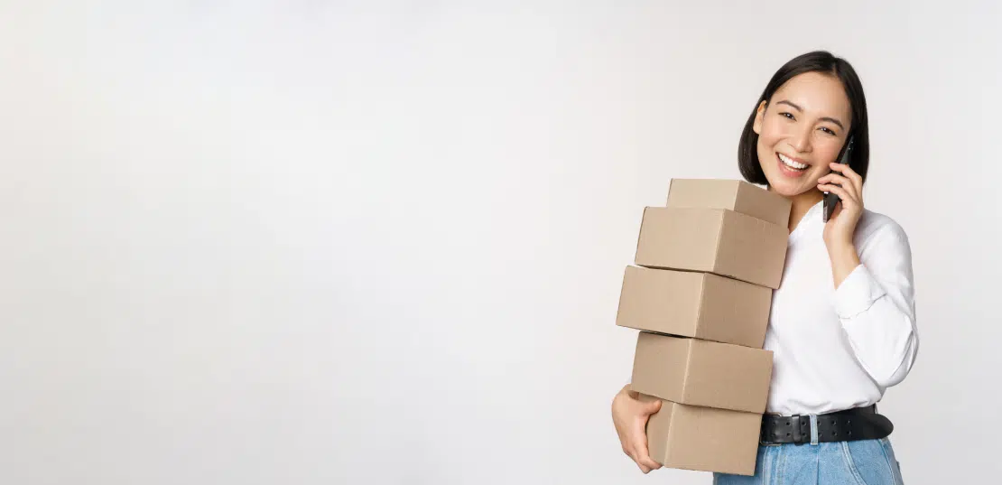 PROS OF DROPSHIPPING LADY HOLDING BOX