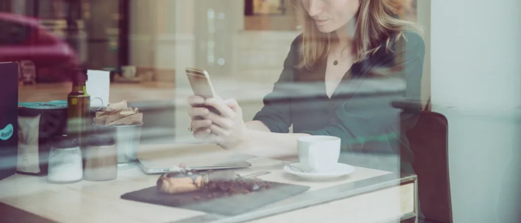 women on here phone browsing web